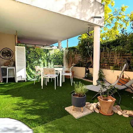 Apartment For 4 With Beautiful Garden